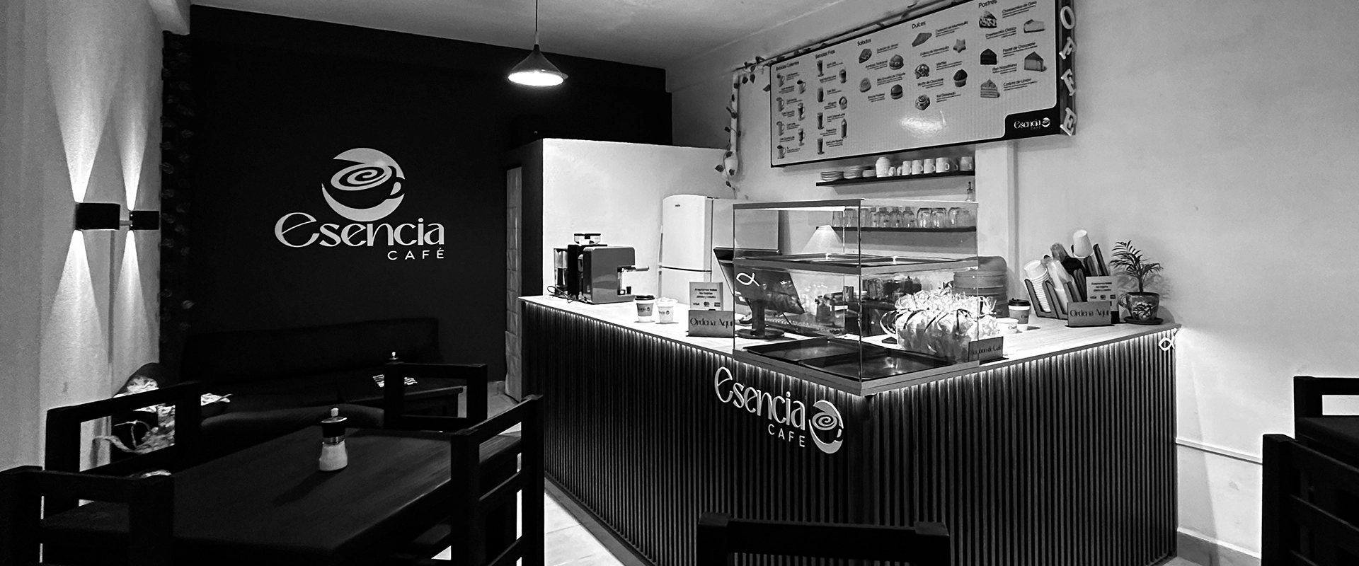 Interior y barra de Esencia Café
